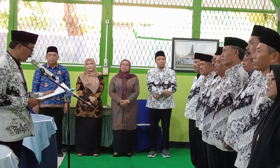 DILANTIK: Ketua PGRI Kota Probolinggo Agus Litantha melantik sejumlah pengurus bidang PGRI Kota Probolinggo, beberapa waktu lalu.