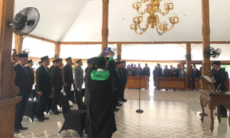 DIPIMPIN BUPATI: Sejumlah pejabat pimpinan tinggi pratama (eselon II) Kabupaten Probolinggo dilantik dan diambil sumpahnya di Pendopo Prasaja Ngesti Wibawa Kabupaten Probolinggo, Senin (20/10) siang.