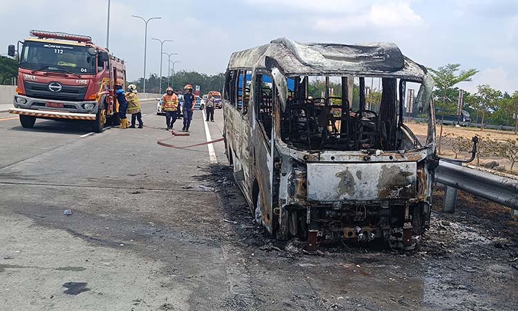HANGUS: Kondisi Isuzu Elf yang muat rombongan pengantin asal Probolinggo saat terbakar di Tol Pandaan-Malang. (Istimewa)