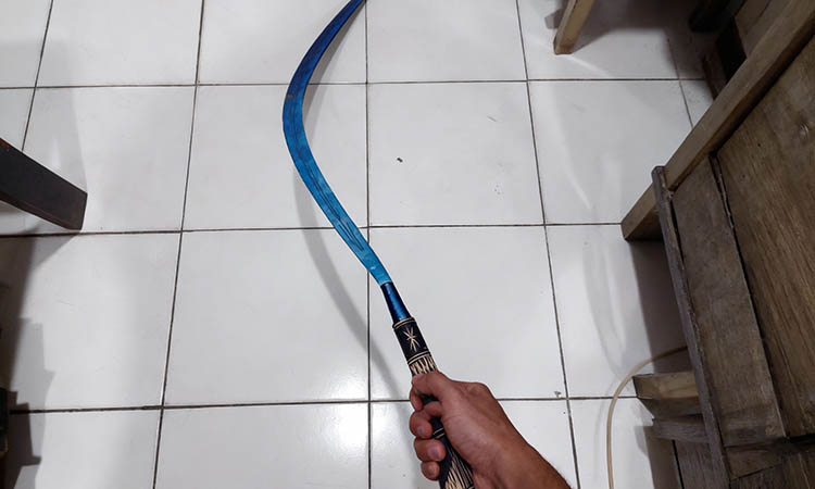 Senjata tajam jenis celurit yang diamankan kepolisian.
