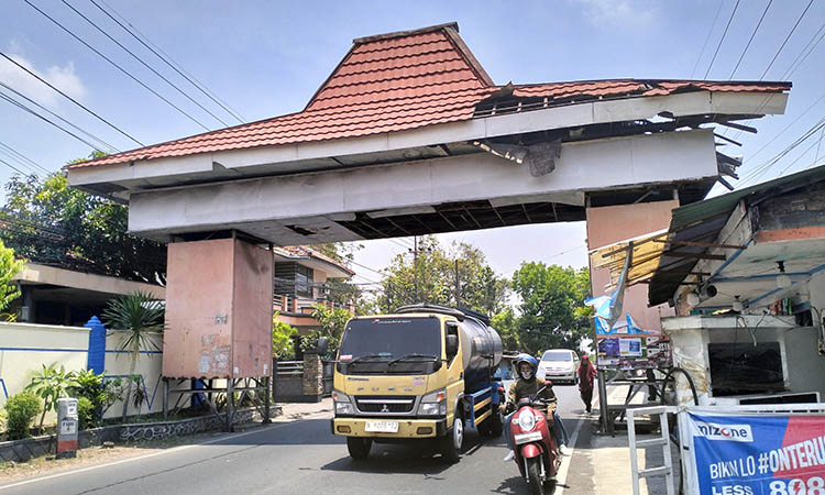 JEBOL: Kondisi tugu perbatasan Pandaan-Prigen di Dusun Jatiroso, Desa Sumbergedang, Kecamatan Pandaan yang perlu dibenahi.