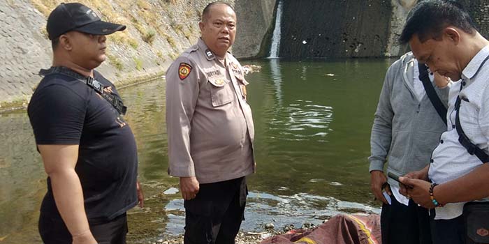 EVAKUASI: Petugas saat hendak mengevakuasi jenazah korban.