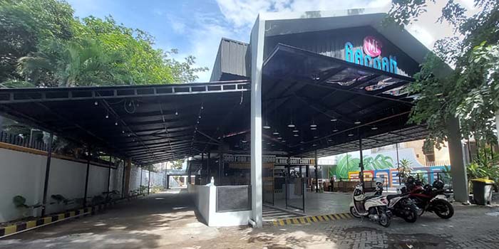 MASIH DITUTUP: Mie Gacoan Probolinggo sudah menyediakan lahan parkir dan kantongi andalalin. Namun syarat SLF belum dipenuhi.