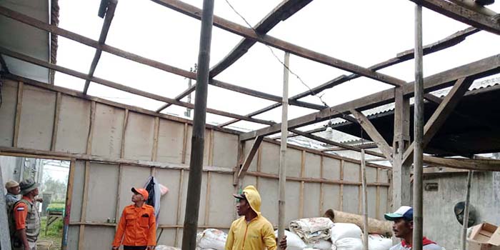 Petugas saat memantau salah satu rumah warga Kalicilik, Sumber, Kabupaten Probolinggo terimbas puting beliung.