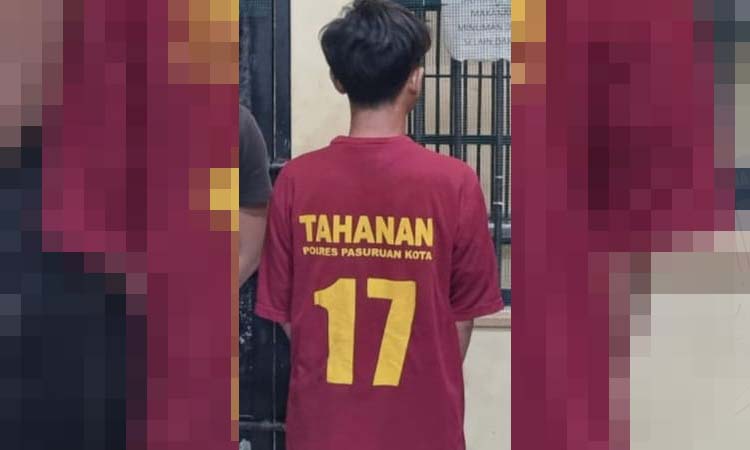 TERSANGKA: DWS diamankan ke Mapolres Pasuruan Kota setelah disangka mencabuli tetangganya.