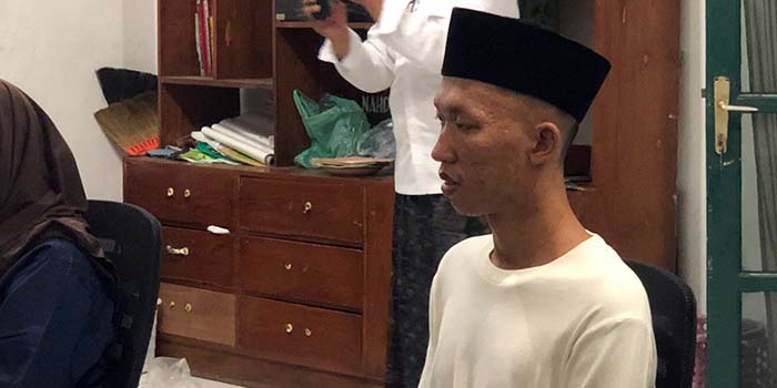 MINTA MAAF: Sultan Alif Muhammad Fadilah saat meminta maaf secara terbuka di kantor PCNU, Selasa malam (22/10). (Inneke Agustin/ Radar Bromo)