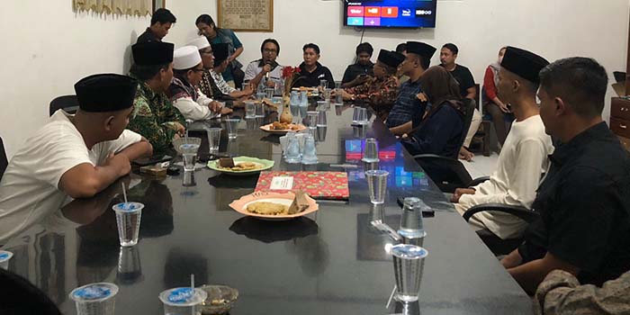 TABAYYUN: Suasana pertemuan antara Sultan Alif Muhammad Fadilah (2 daqri kanan), pemuda yang hujat demo santri dan PCNU Kota Probolinggo, Selasa malam (22/10).