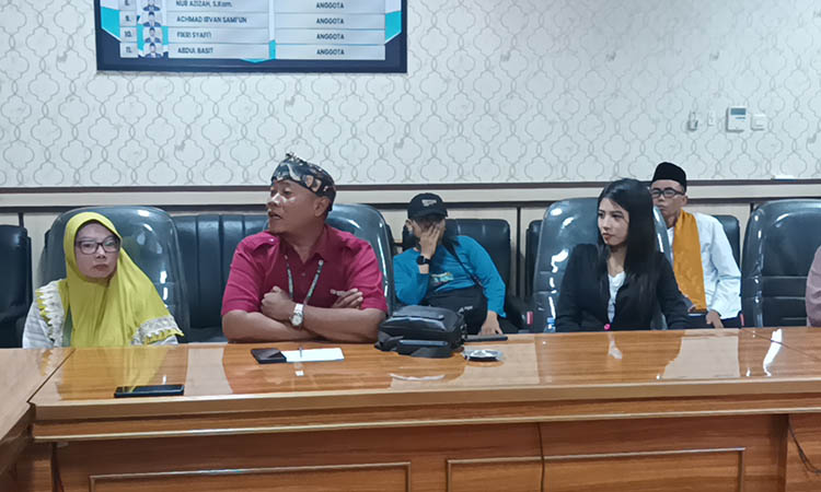 WADUL: Rapat dengar pendapat (RDP) komisi I bersama keluarga Suwarni, art asal desa sapikerep Kecamatan Sukapura.