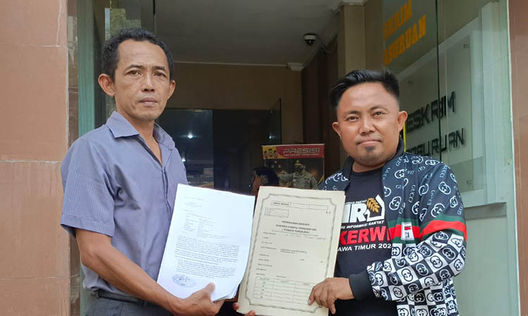 LAPORAN: Muchammad Muslimin dan kuasa hukumnya, Heri Siswanto menunjukkan bukti laporan atas perkara yang diadukannya.