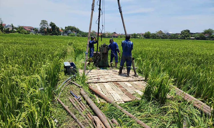 UKUR: Kementerian PU melakukan pengukuran kedalaman lahan yang akan dijadikan gedung SR. Hal ini dilakukan, sebelum dilakukan pengurukan lahan.
