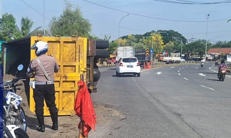 LOKASI KEJADIAN: Evakuasi truk yang terguling di Jalan Urip Sumoharjo Rabu (22/10) pagi.