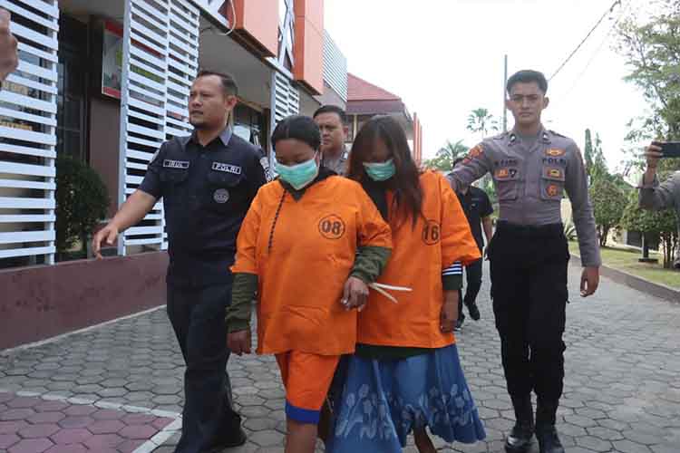 DIGELANDANG: Terdakwa Misri, 40, dan Hasani, 38, warga Kecamatan Lekok, Kabupaten Pasuruan, ketika digelandang Polres Probolinggo Kota.