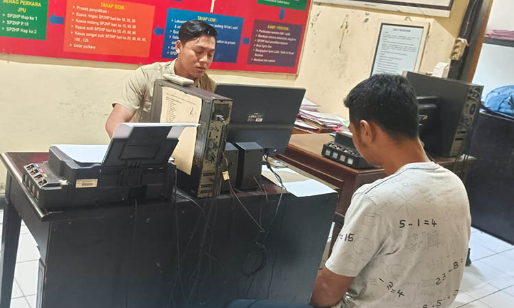 DIPERIKSA: Tersangka Bambang Eko Setiawan, 36, saat diperiksa penyidik Polsek Pandaan. Ia diringkus polisi, atas dugaan penipuan dengan penggelapan kendaraan bermotor.