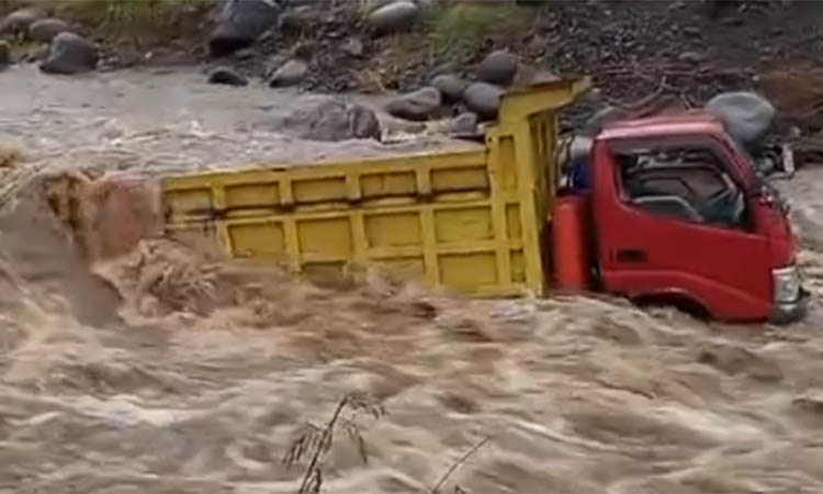 KINTIR: Truk muatan batu yang terjebak di Sungai Pancar Glagas di Desa Patemon Kulon, Pakuniran, Selasa (21/10). Sampai Rabu (22/10) siang) truk ini belum bisa dievakuasi.