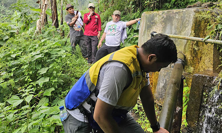 MENGALIR: Petugas saat mengecek sumber air di salah satu wilayah di Pasuruan. Tahun ini, pipanisasi Petung digelontor Rp 611 Juta.