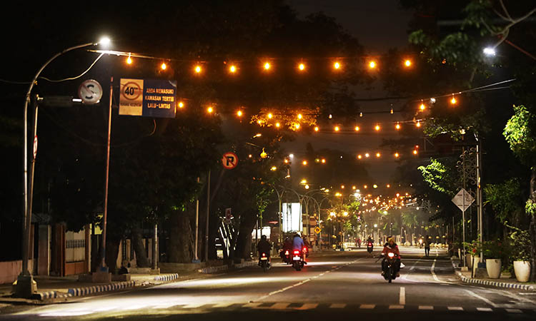 TERANG: Jalanan Kota Pasuruan yang tampak terang dengan adanya PJU. Untuk membuat jalanan tersebut terang, dana ratusan juta per bulan digelontorkan Pemkot Pasuruan.