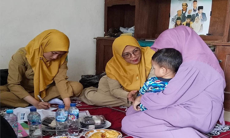 LAYANI: Petugas kesehatan Puskesmas Rembang saat memberikan pelayanan konseling kepada salah seorang ibu.