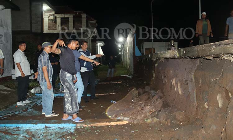 ROBOH: Pagar pembatas GOR Mastrip yang berbatasan dengan pemukiman warga roboh usai diterjang hujan deras, Rabu (22/10).