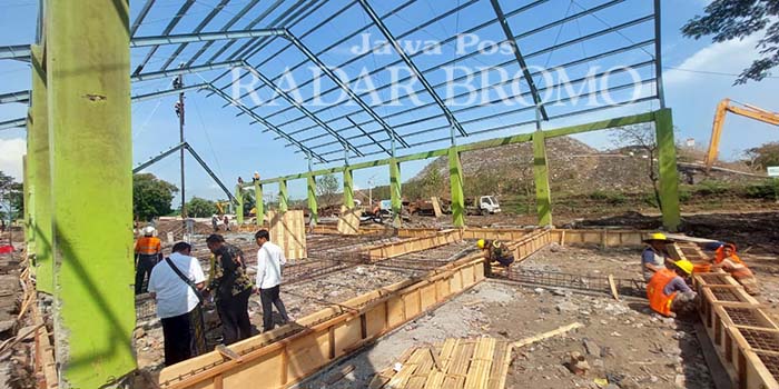 DIKEBUT: Komisi III DRPD Kota Probolinggo sidak pengerjaan pembangunan hanggar mesin Refuse Derived Fuel (RDF) di TPA Bestari, Kecamatan Mayangan, Kota Probolinggo, Rabu (22/10).