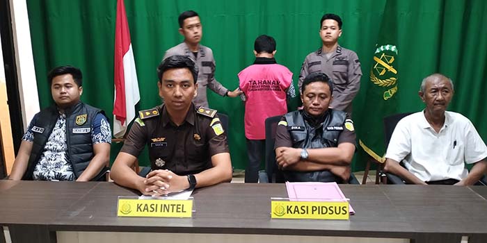 Kejari Kabupaten Probolinggo saat merilis kasus dugaan korupsi dana hibah pembangunan SMP I di Maron, Kabupaten Probolinggo, beberapa waktu lalu.