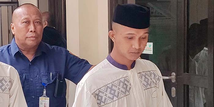 Didik (paling kanan) saat sidang perkara pembunuhan di PN Kraksaan. Didik dituntut hukuman penjara 15 tahun karena diduga membunuh istrinya, Dwi Nurtikki Damayanti.