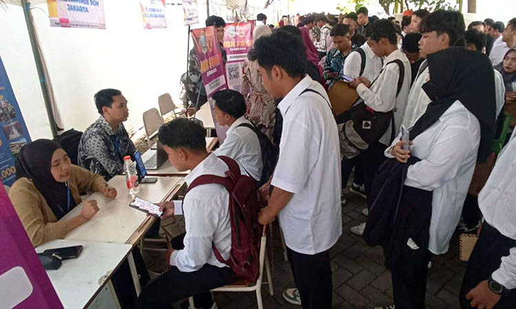 MEMBLUDAK : Salah satu stan mitra industri dipadati para pencaker dalam Job Fair SMKN 2 Kraksaan. Ada sebanyak 27 mitra industry yang melakukan rekrutmen