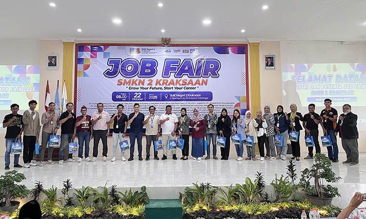 KOMPAK : Kepala SMKN 2 Kraksaan, Rr. Herlina Wulansari berfoto bersama pihak dari mitra industry pada pembukaan Job Fair SMKN 2 Kraksaan, Rabu (22/10).