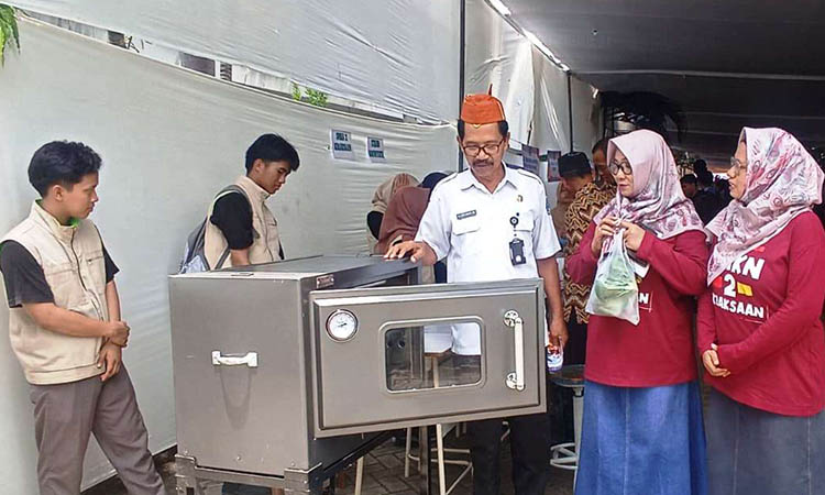 TINJAU : Kepala SMKN 2 Kraksaan, Rr. Herlina Wulansari (tengah) dan Gatot Subroto, Kasi SMK pada Cabdin Pendidikan Wilayah Probolinggo