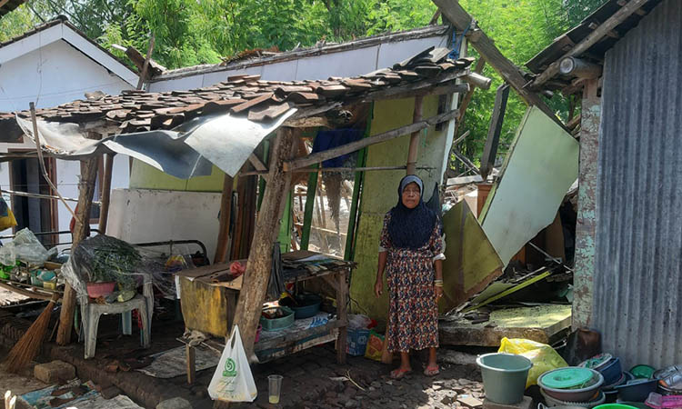 RUSAK: Zainab saat berada dirumahnya yang ambruk, Rabu (22/10) sore setelah hujan menerpa.