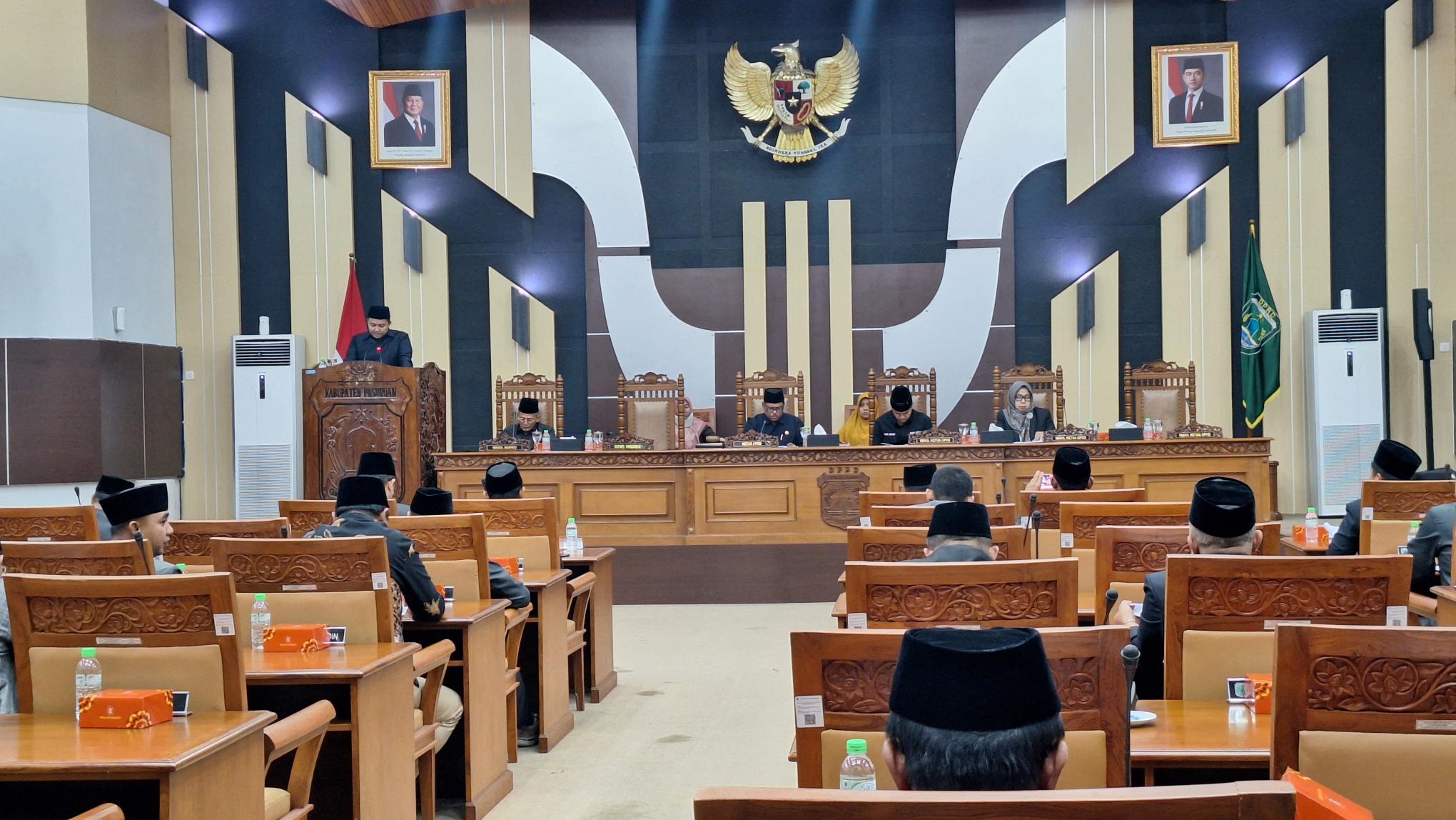 PAPARKAN: Bupati Pasuruan HM Rusdi Sutejo saat menyampaikan nota pengantar RAPBD 2026 di Gedung DPRD Kabupaten Pasuruan, Kamis (23/10). Dalam paparannya, ada proyeksi penurunan dana transfer hingga 24