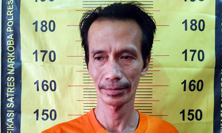 MERINGKUK: Tersangka Nasiono, 44, warga Dusun Belahan Jowo, Desa Wonosunyo, Kecamatan Gempol, ditangkap atas kasus narkoba.