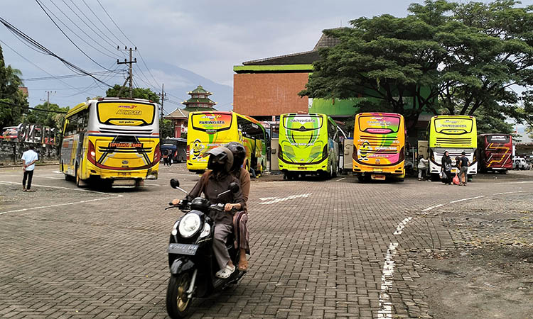 TAK NAIK: Sejumlah kendaraan yang terparkir di kawasan parkiran Pasar Wisata Cheng Hoo Pandaan. Pemkab belum berencana untuk menaikkan tarif parkir di area setempat.
