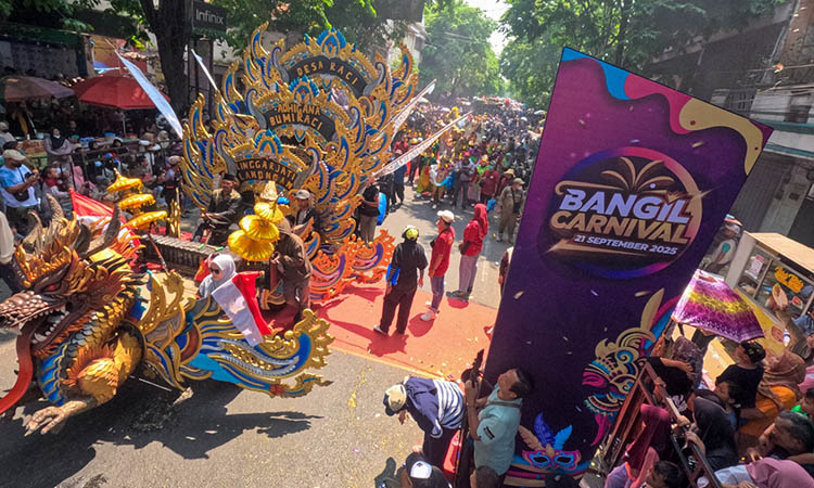 MENAWAN: Penampilan peserta Bangil Carnival yang cukup menawan. Tak mengherankan, jika kegiatan tersebut menyedot animo masyarakat.