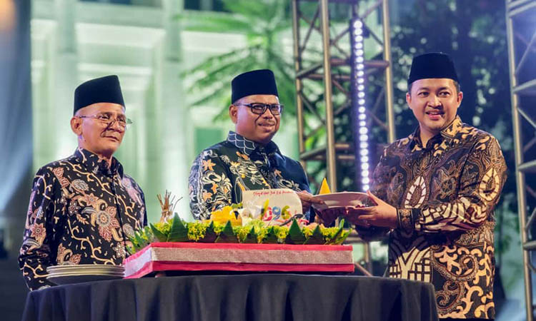 KOMPAK: Bupati Pasuruan HM Rusdi Sutejo, Ketua DPRD Kabupaten Pasuruan Samsul Hidayat dan Wakil Bupati Pasuruan HM Shobih Asrori dalam sebuah momen perayaan Hari Jadi Kabupaten Pasuruan.