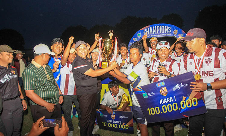CHAMPION: Tim Nguling FC saat merayakan kemenangan bersama Bupati Pasuruan atas kemenangan dala laga Pasuruan Super League Bupati Cup 2025.