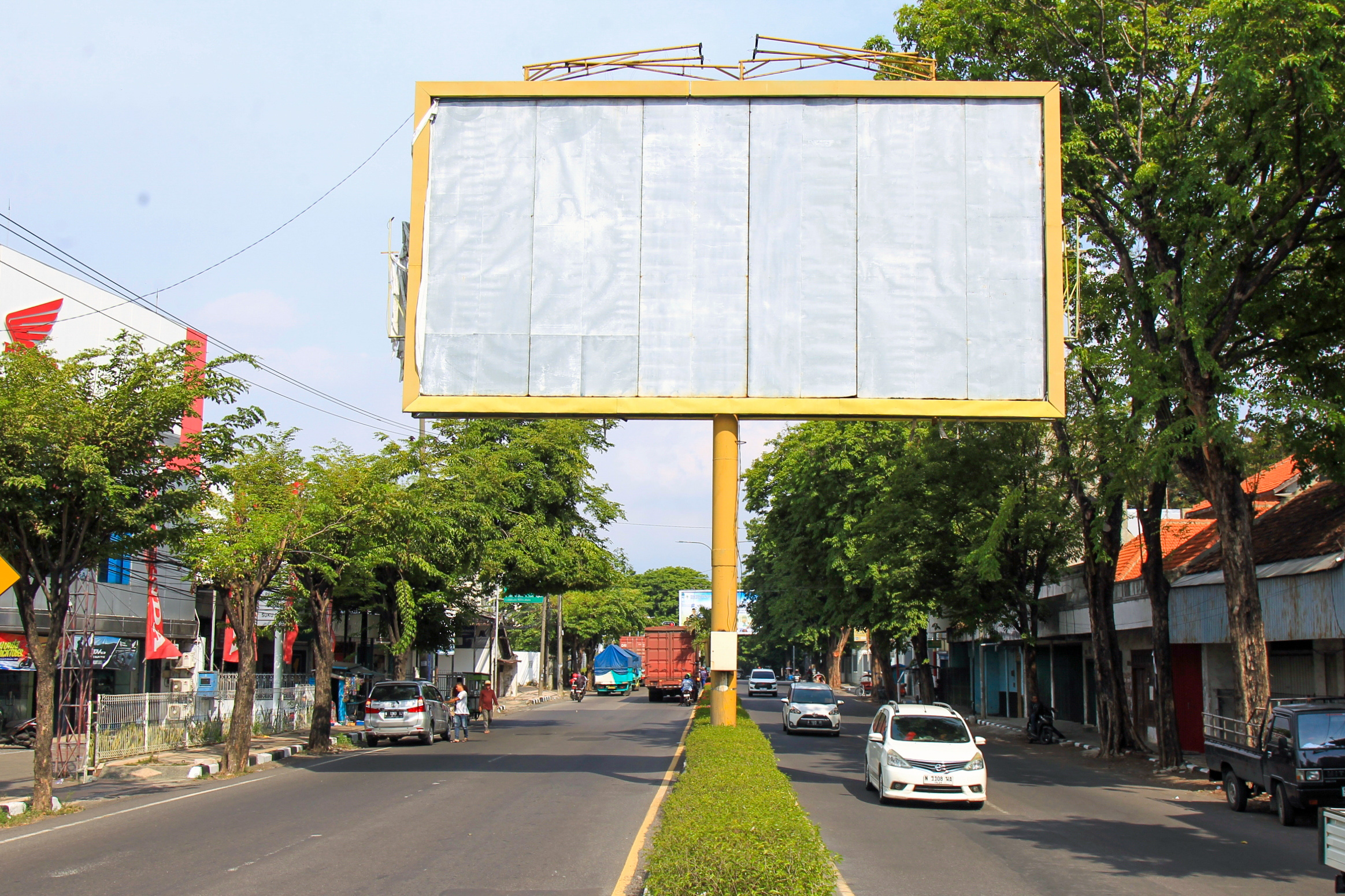SIAP SEWA: Billboard yang ada di salah satu titik di Kota Pasuruan. Hingga Oktober 2025, perolehan pajak reklame di Kota Pasuruan tembus Rp 972 juta.