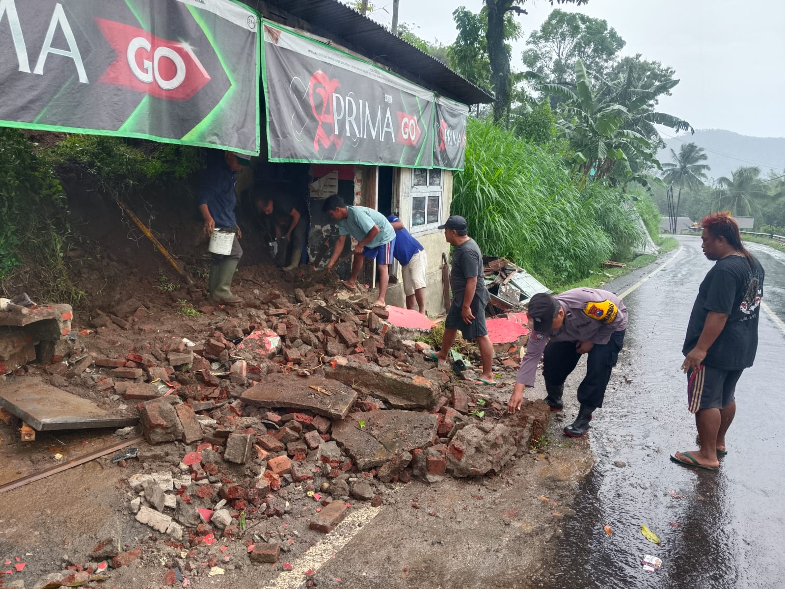 Bangunan Usaha Servis Elektronik di Dawuhansengon, Kecamatan Purwodadi, Rusak Tertimpa Reruntuhan Longsor