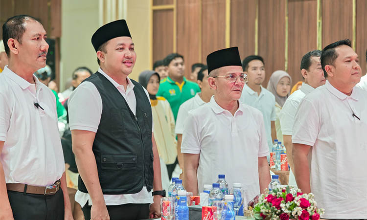 FORMASI LENGKAP: Bupati Rusdi Sutejo, Wabup Shobih Asrori, Ketua KONI Kabupaten Pasuruan dan Ketua Komisi IV dalam acara pemberian reward.