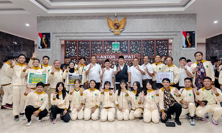 SEMRINGAH: CERIA: Sejumlah atlet Porprov Kabupaten Pasuruan dan insan oilahraga berprestasi setelah mendapatkan reward dari Pemkab Pasuruan.