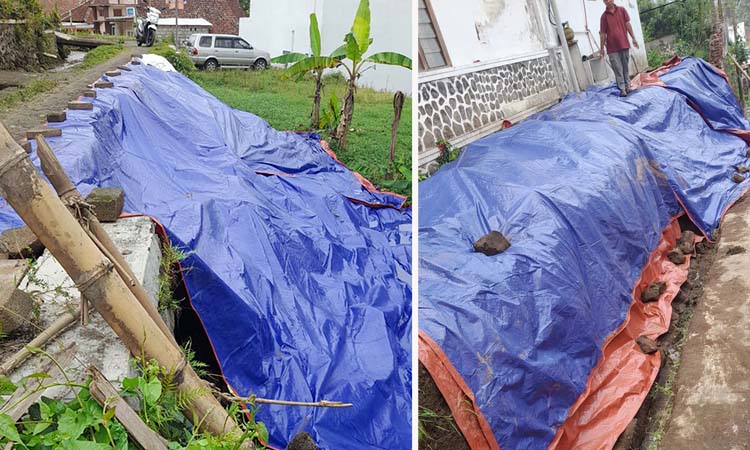 DITUTUP TERPAL: TPT jalan kampung yang ambrol ditutup dengan terpal di Dusun Jajang, Desa Gerbo, Kecamatan Purwodadi, Jumat (24/10).