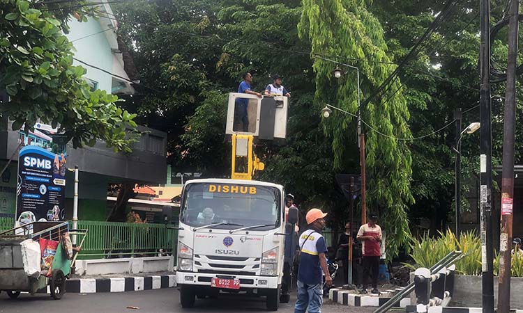 DIPERBAIKI: Petugas memperbaiki sejumlah PJU di jalan Diponegoro.