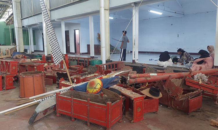 BERAT HATI: Barang-barang kesenian yang sudah dikeluarkan dari Gedung Kesenian karena gedung akan dialihfungsikan.