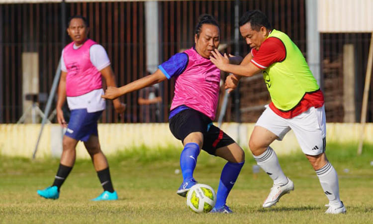 SUDAH DIJAJAL: Wali Kota Probolinggo dr Aminuddin saat bertanding di eksebisi sepak sola fun beberapa waktu lalu. Stadion Bayuangga dipastikan aman untuk dipakai aktivitas olahraga.
