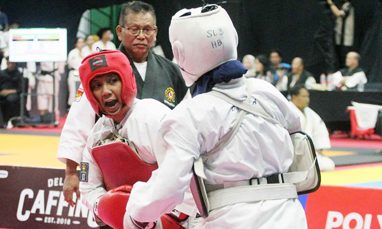 MENANG: Aisyah Amini saat bertanding di babak final nomor 70 kilogram putri.