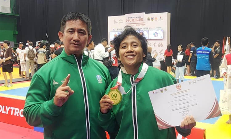 Aisyah Amini (kiri) bersama pelatihnya, Joko Listyono.