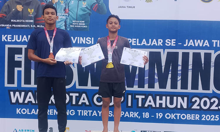 DI LUAR EKSPEKTASI: Diki Zulkarnaen (kanan) dan Revan usai membawa pulang medali