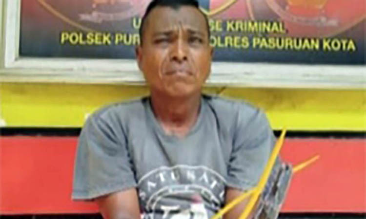 MERINGKUK: Moch Ali di Mapolsek Purworejo usai ditangkap di Jalan KH Ahmad Dahlan, Kota Pasuruan, Jumat (24/10) malam. Ia diringkus, setelah kedapatan membawa belati.