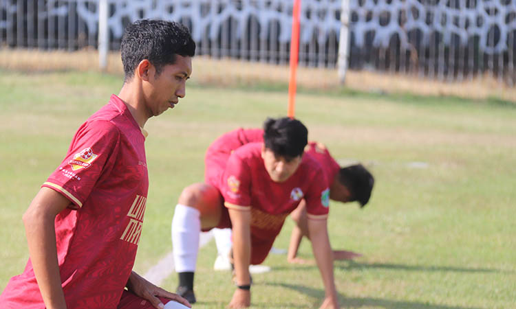 WARMING UP: Pemain sepakbola melakukan pemanasan menjelang pertandingan. Pemanasan sebelum aktivitas berat adalah hal yang penting dilakukan.