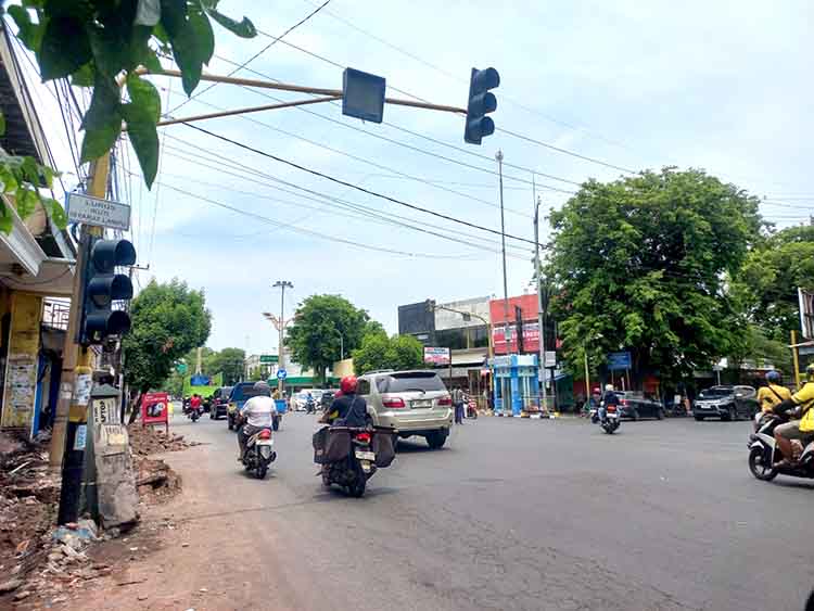 PADAM: Sejumlah pengendara melintas di Simpang Tiga King, Kota Probolinggo, dengan kondisi traffic light mati padam, Sabtu (25/10) siang.