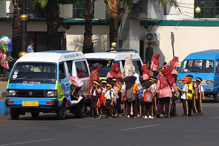 ROMBONGAN: Angkot membuka jasa borongan. Salah satunya kerja sama dengan Ddisparpora mengajak pelajar berkeliling wisata Kota Pasuruan.
